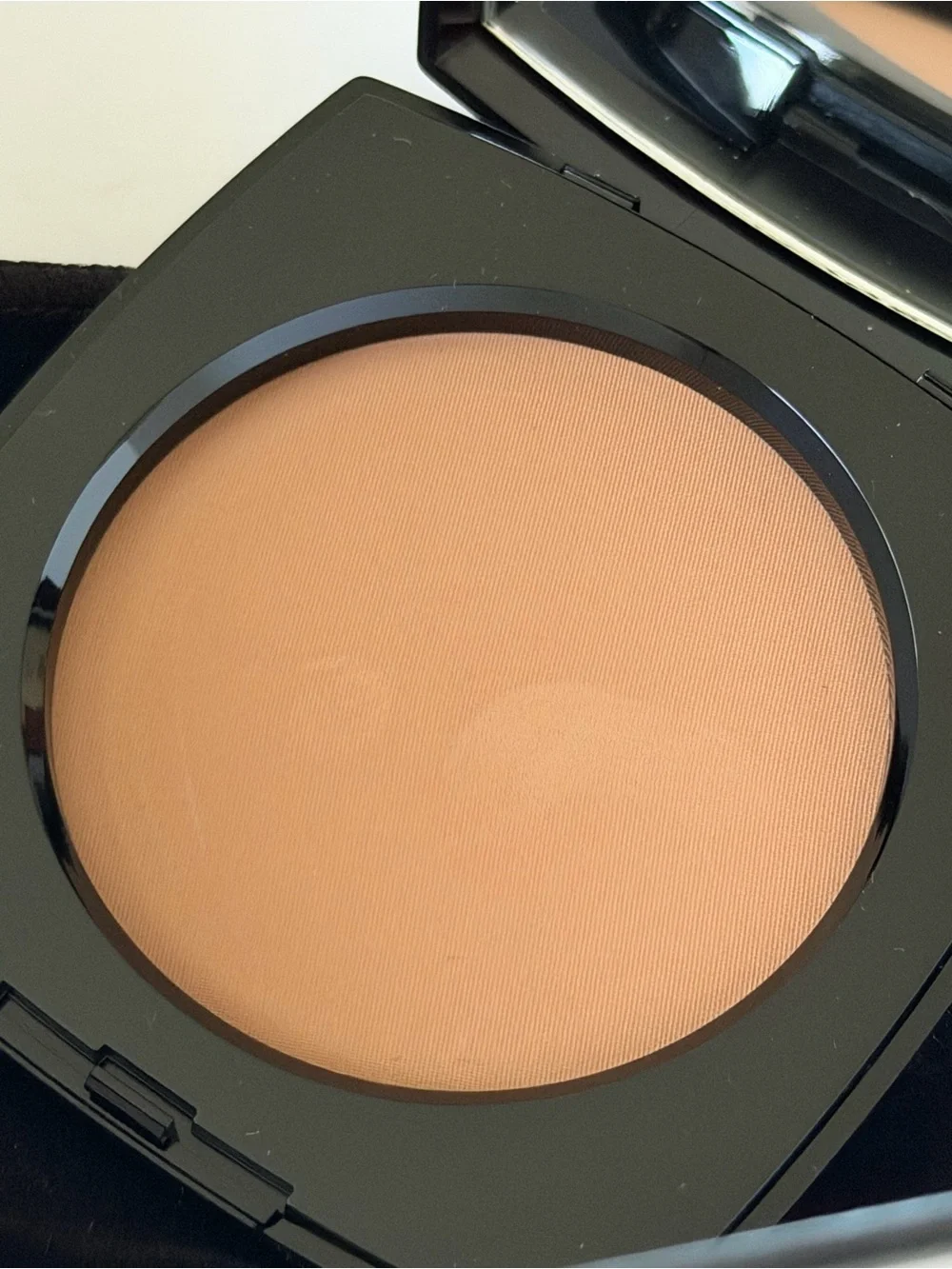 CHANEL Les Beiges B60 Compact Powder. New not used. Slight smudge